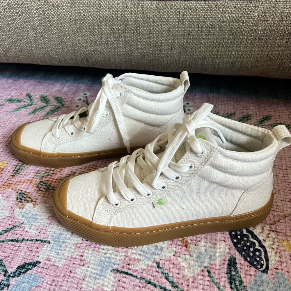 Cariuma Canvas Sneaker